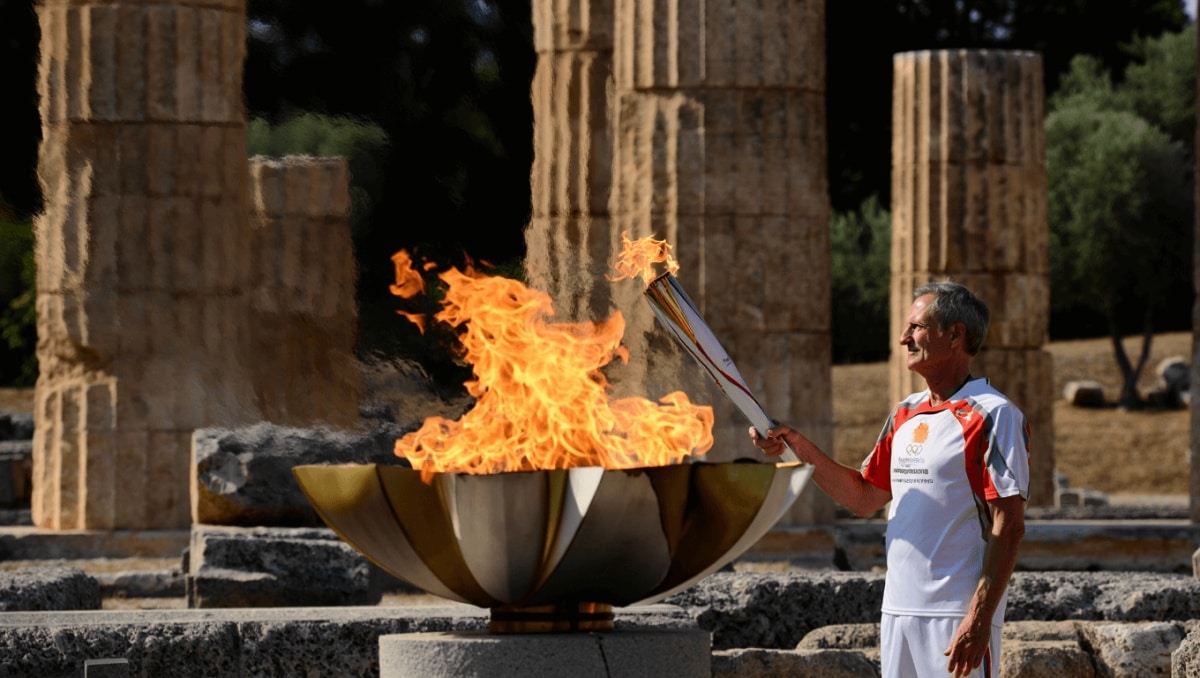 Accesa la fiamma olimpica davanti al Tempio di Hera: viaggerà fino a Milano Cortina 2026