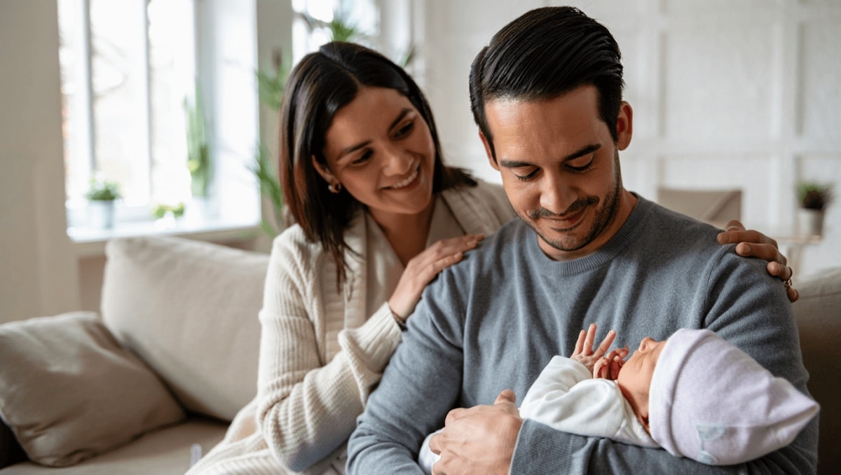 Cecilia e Ignazio portano la figlia neonata dall'osteopata e lui svela un rimedio segreto contro il singhiozzo