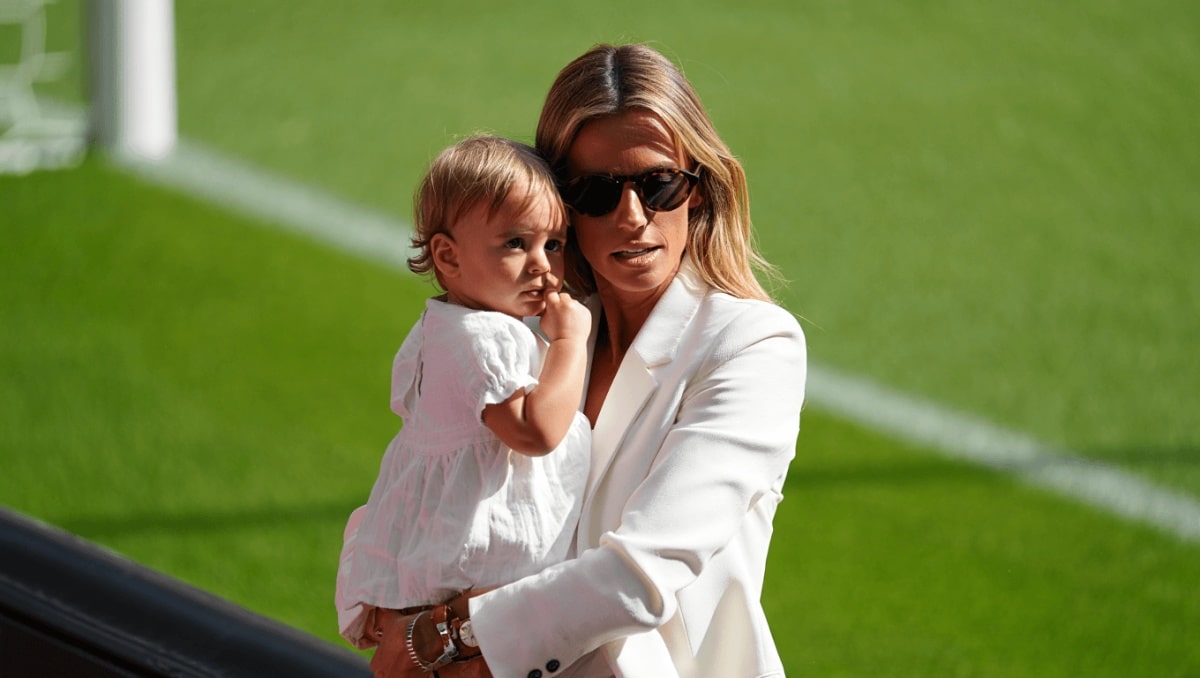 "Dovrebbero togliere i figli a chi li sfrutta sui social", polemica per Diletta Leotta con la bimba di 2 anni allo stadio