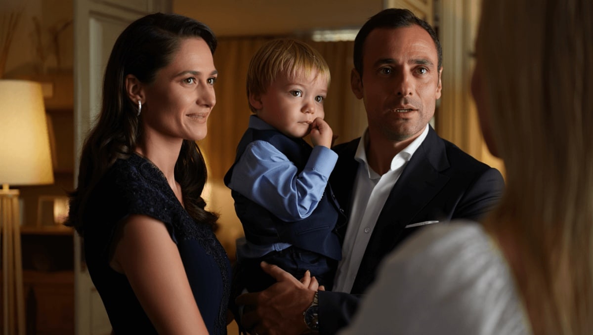 Giulia Salemi a lavoro, Pierpaolo Pretelli a casa col piccolo Kian. La foto rubata dei due è tenerissima