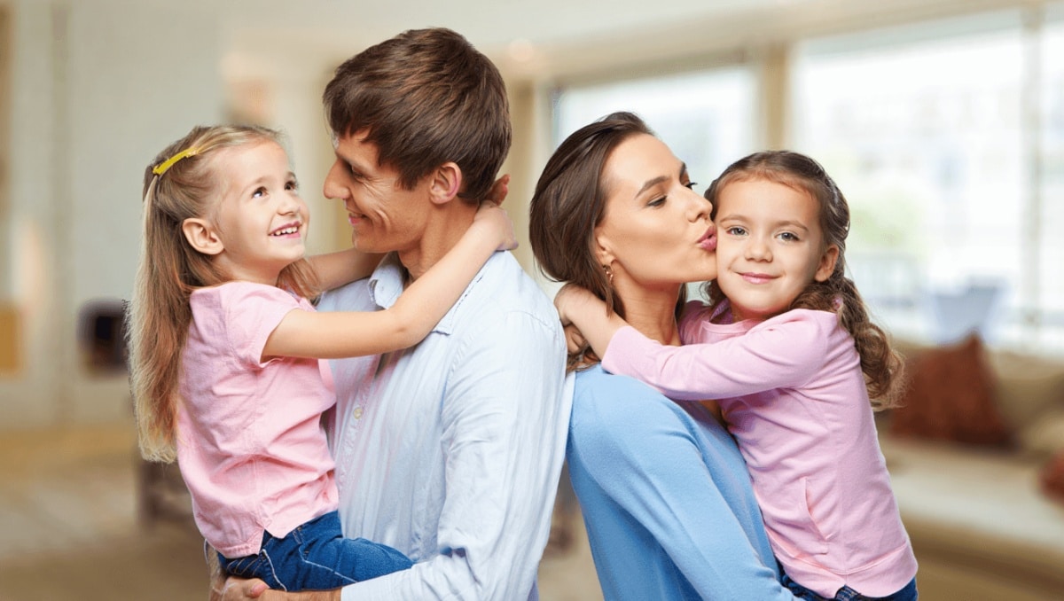 Raoul Bova, lo scatto con le figlie conquista i social e spunta il primo bacio con Beatrice Arnera