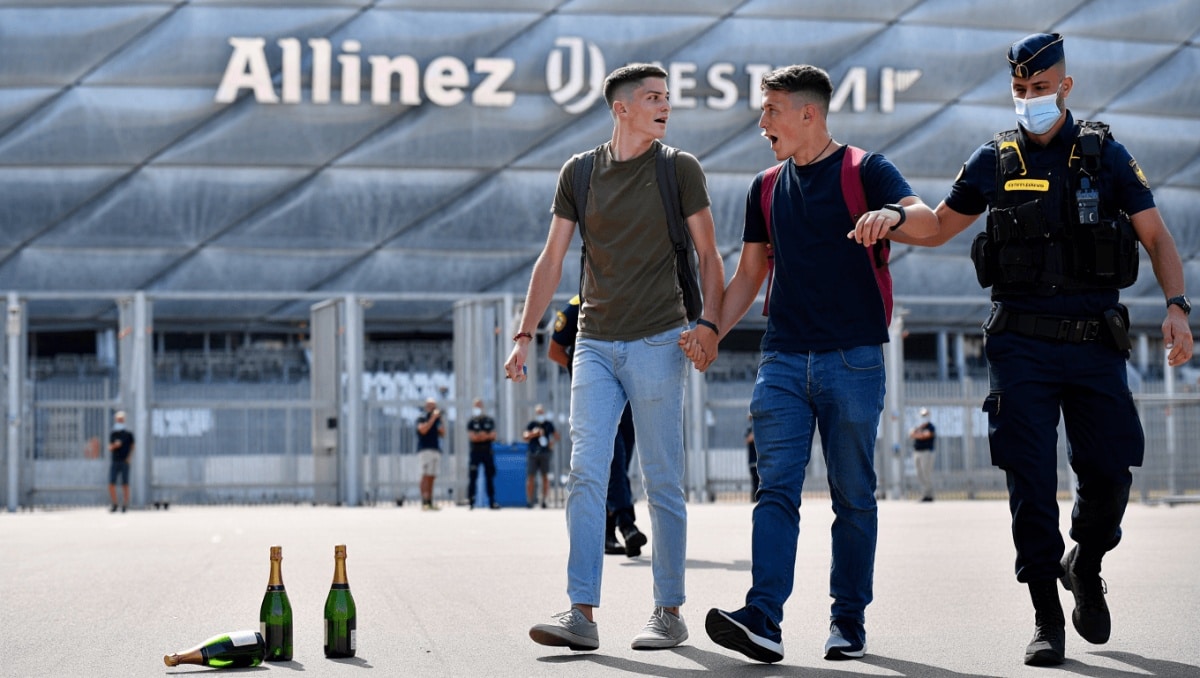 Dormono dentro l'Allianz dopo Juve-Cremonese e rubano 3 bottiglie di spumante: fermati due fratelli