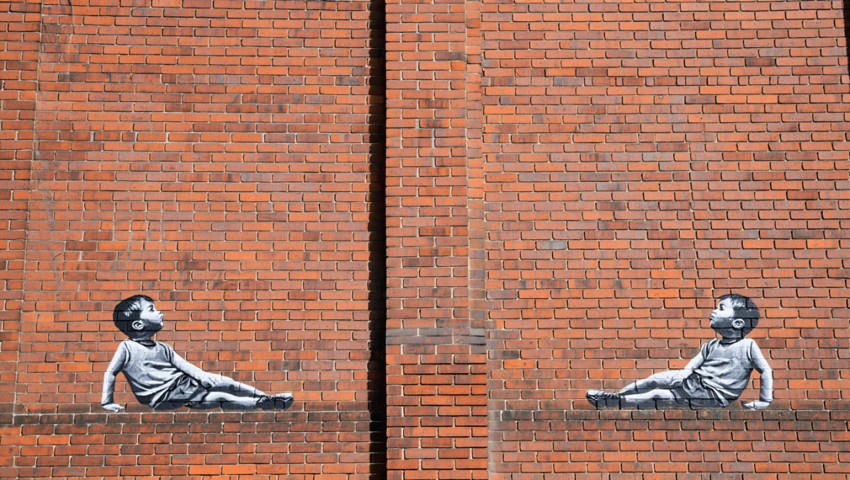 Nuovo Banksy a Londra con bambini che guardano il cielo: la città ignora la crisi abitativa?