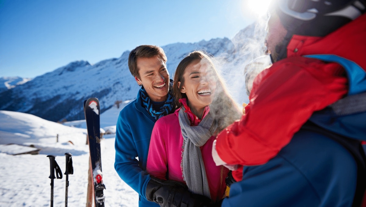 Conti e Pieraccioni in vacanza, la moglie del conduttore riprende tutto: "Temperature fino a -8 gradi. Sono entusiasti, no?"