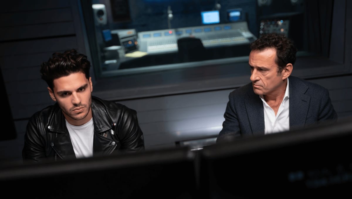 Geolier parla napoletano durante un'intervista e viene corretto: la reazione del cantante. Il video