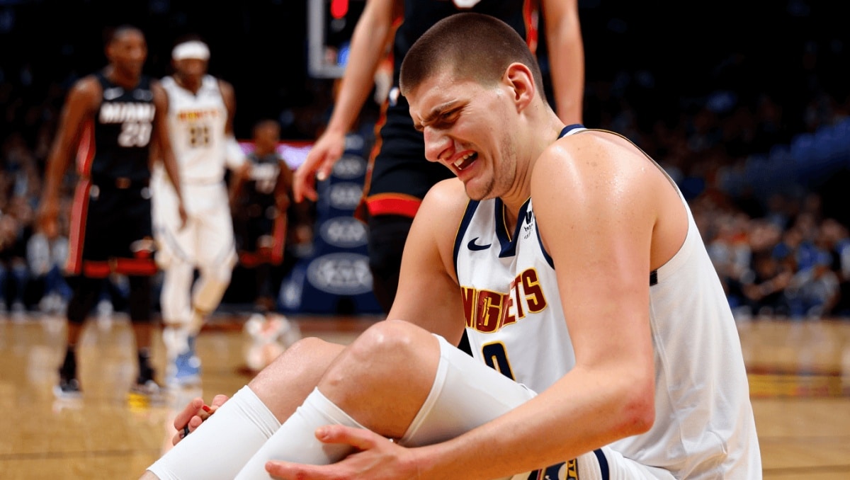 Denver cade a Miami: infortunio al ginocchio sinistro per Jokic, un mese di stop