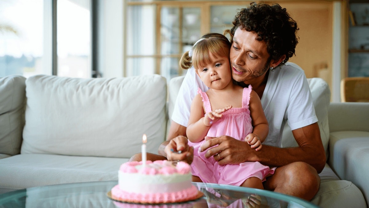 Valentino Rossi versione papà: la foto dolcissima per il compleanno di Gabriella e la dedica di Francesca Sofia Novello