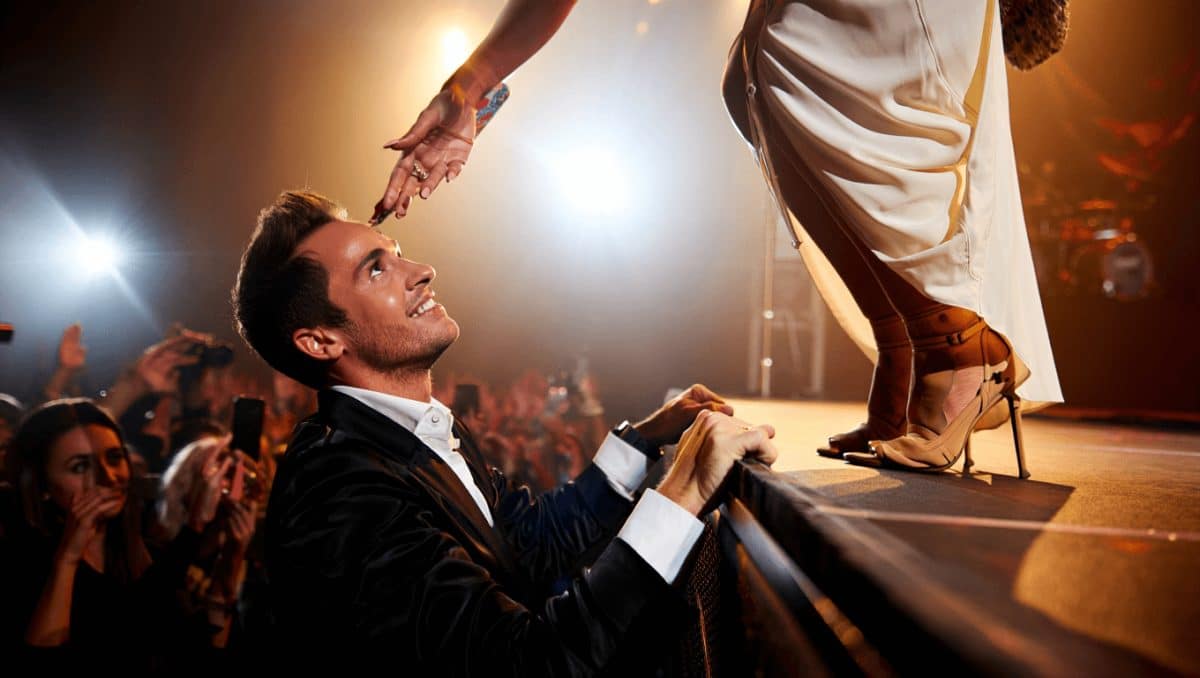 Aurora Ramazzotti trascinata a cantare sul palco da papà Eros: "Amate i vostri figli, sempre". Il video