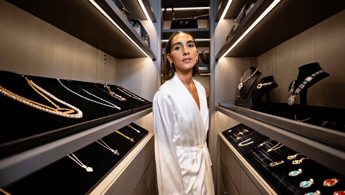 Alice Campello mostra la cabina armadio da sogno (che sembra una gioielleria): il dettaglio sui monili non passa inosservato