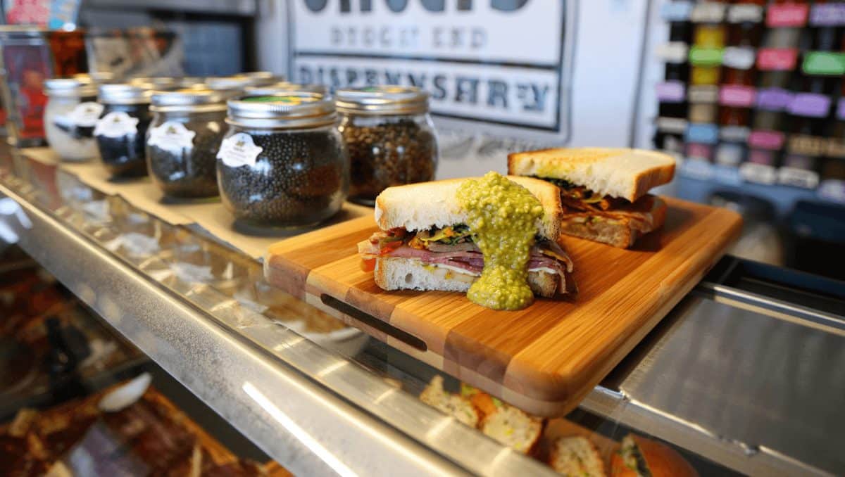 La cannabis legale tra panini, senape e caviale