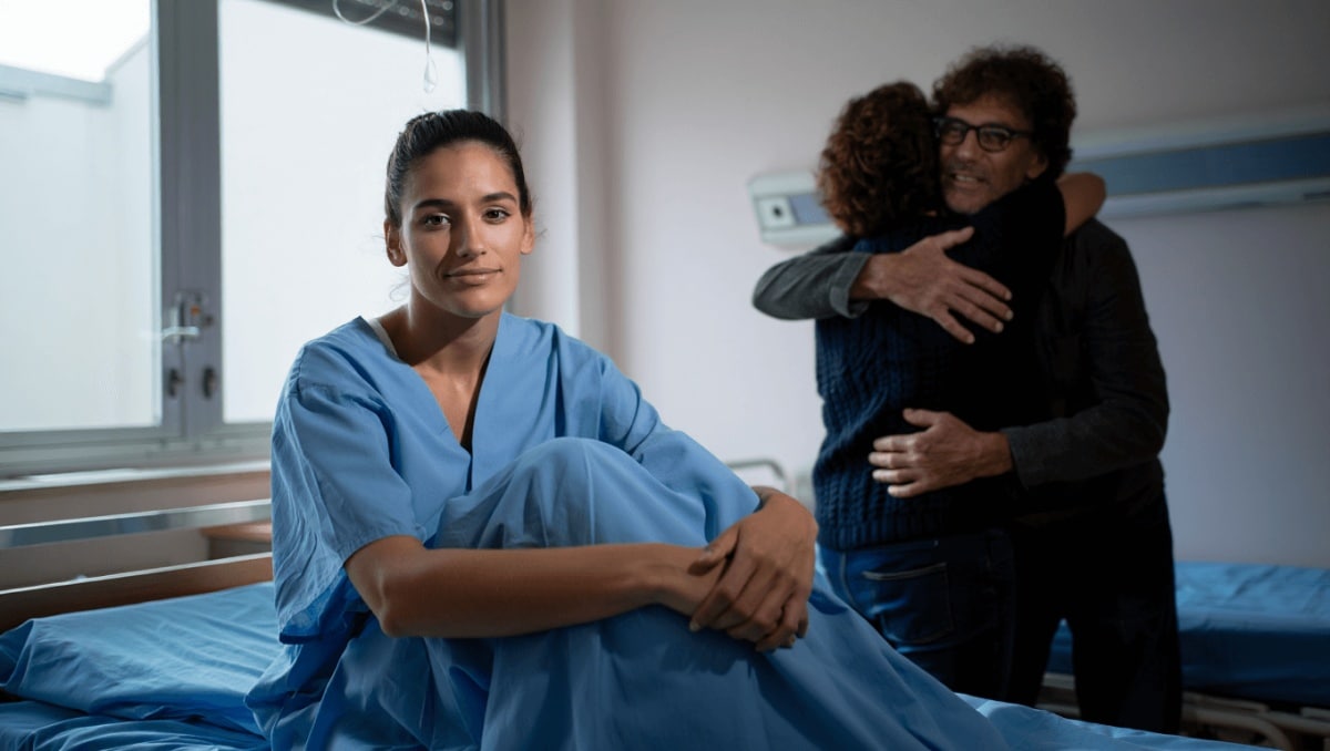 Elena Santarelli abbraccia la mamma in ospedale e rivela: "Ha avuto un infarto"