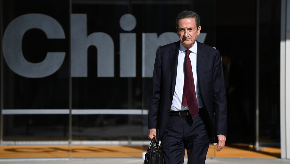 Alfonso Signorini, l'addio al settimanale Chi, con la promessa di tornare: "La vita ci offre altre pagine bianche da scrivere"