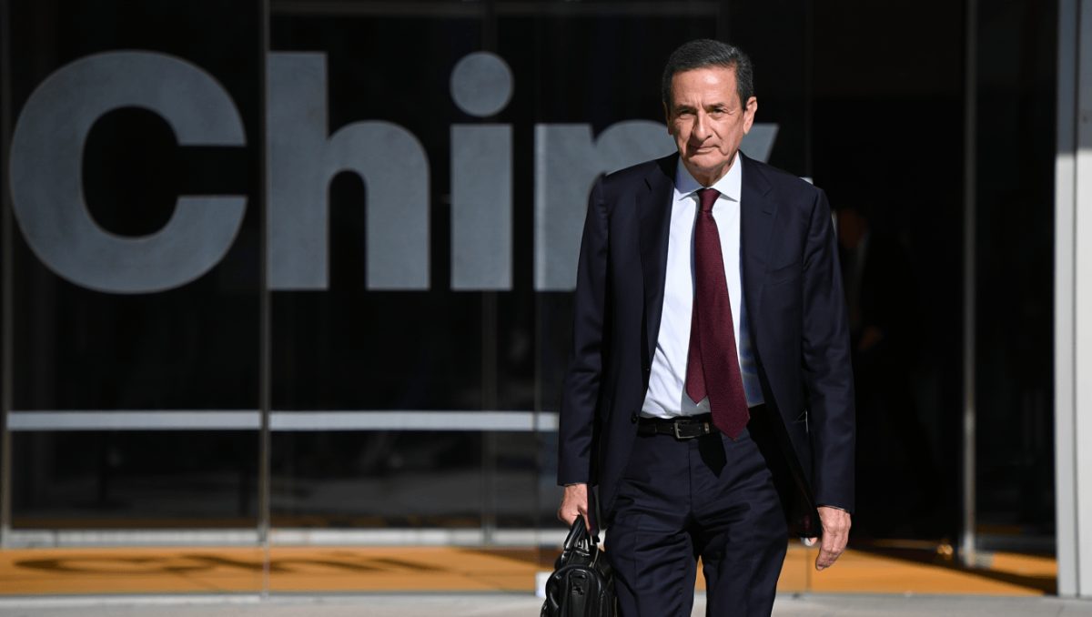 Alfonso Signorini, l'addio al settimanale Chi, con la promessa di tornare: "La vita ci offre altre pagine bianche da scrivere"