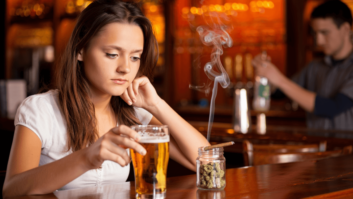 La cannabis può aiutare a ridurre il consumo di alcool?