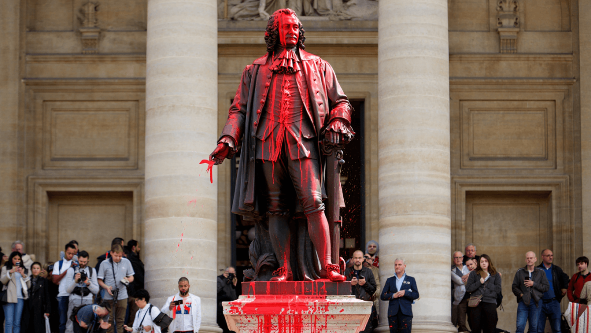 Francia, imbrattò statua di Colbert: la Cassazione gli riconosce la libertà d'espressione