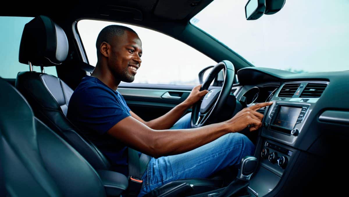 Intelligenza artificiale in auto: ChatGPT a bordo serve davvero o è solo marketing?