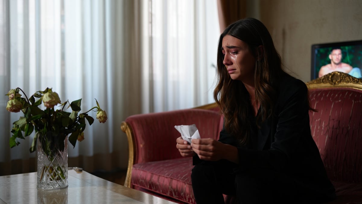 Uomini e donne, Sara non va oltre il "flirt iniziale": elimina Raien e scoppia in lacrime