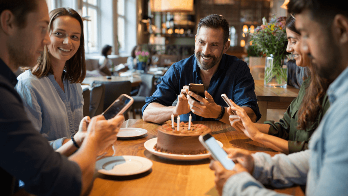 Addio smartphone e solitudine, come si socializza a tavola nel 2026