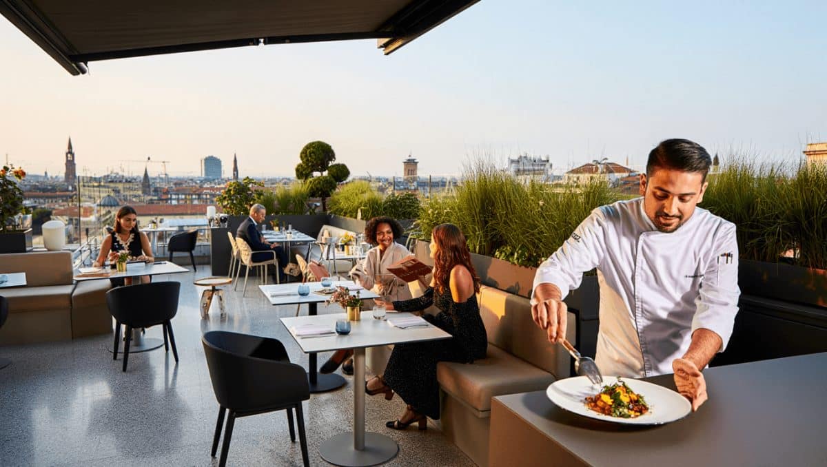 La terrazza dell’Excelsior Hotel Gallia si rifà il look tra sapori e design