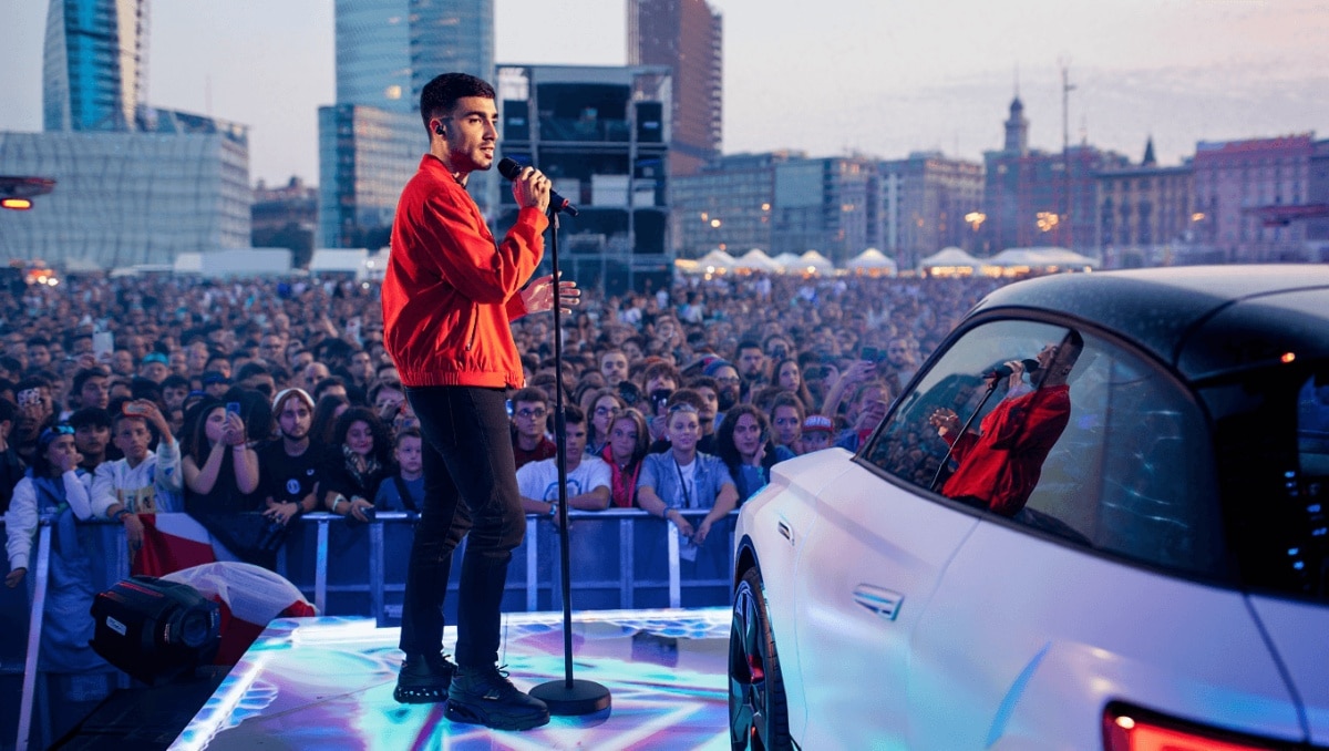 CUPRA Raval: la nuova city car debutta con 6 concerti in Europa. A Milano protagonista Mahmood