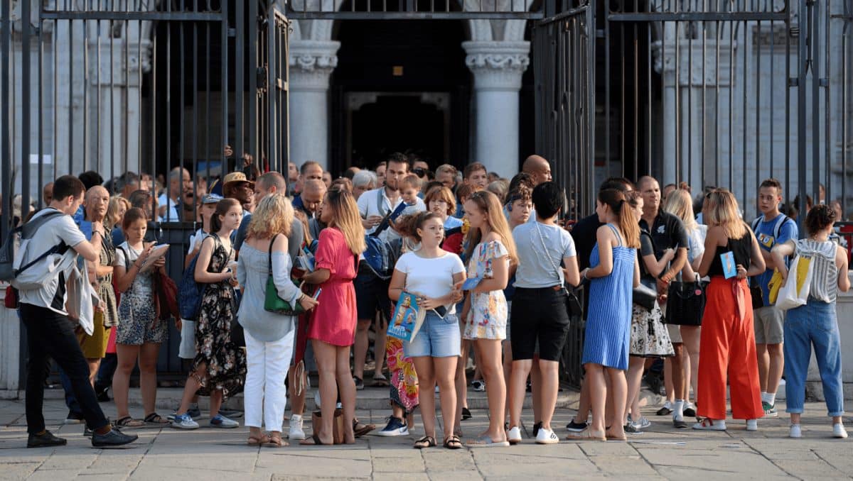 Biennale, comunicate le regole per il Leone dei Visitatori. Ma decine di artisti si ritirano