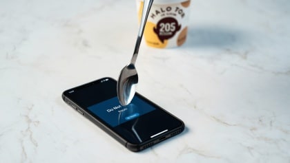 Ora esiste un cucchiaio che silenzia il telefono mentre si mangia