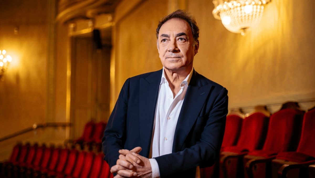 Enrico Brignano: "Torno a teatro con uno spettacolo per mia madre". Poi difende la moglie Flora Canto