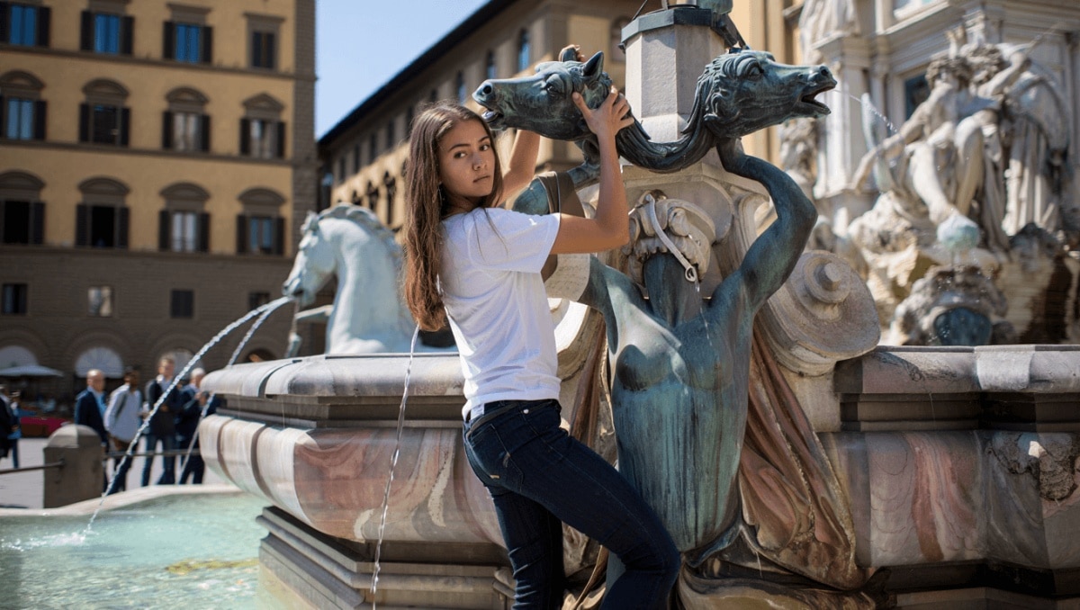 Firenze, si arrampica sulla Fontana del Nettuno per sfida: danni da 5mila euro