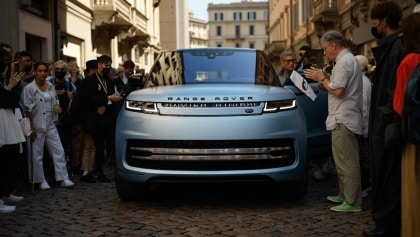 Range Rover alla Milano Design Week 2026: la memoria come materia prima