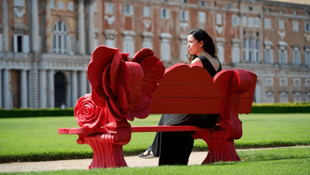 Alla Reggia di Caserta una panchina-camelia contro la violenza di genere