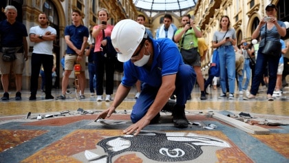 Milano, consumato dai turisti il Toro della Galleria: è in restauro