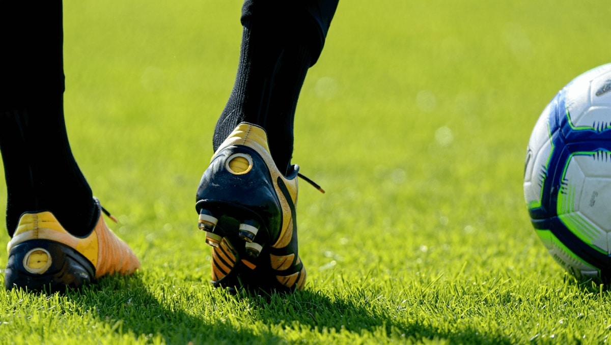 Pedro Neto, ma non solo. Perché alcuni calciatori hanno un buco nella scarpa?