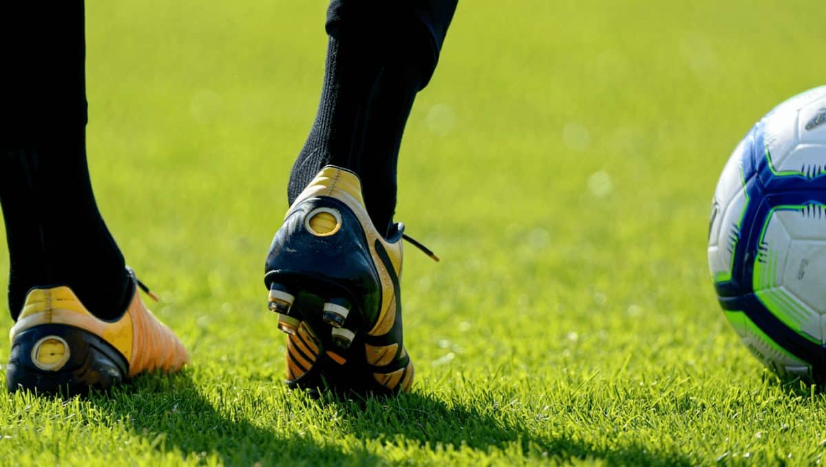 Pedro Neto, ma non solo. Perché alcuni calciatori hanno un buco nella scarpa?