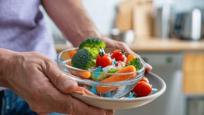Cosa deve cambiare nell’industria alimentare per farci ingerire meno microplastiche