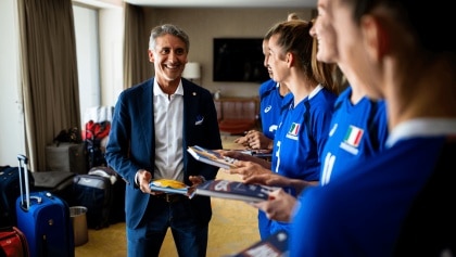 Il regalo speciale di Velasco: due libri scelti per ciascuna azzurra. Per Egonu "Le Mille e una notte..."