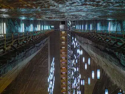 Galleria mineraria sotterranea adibita a coltivazione idroponica con illuminazione LED