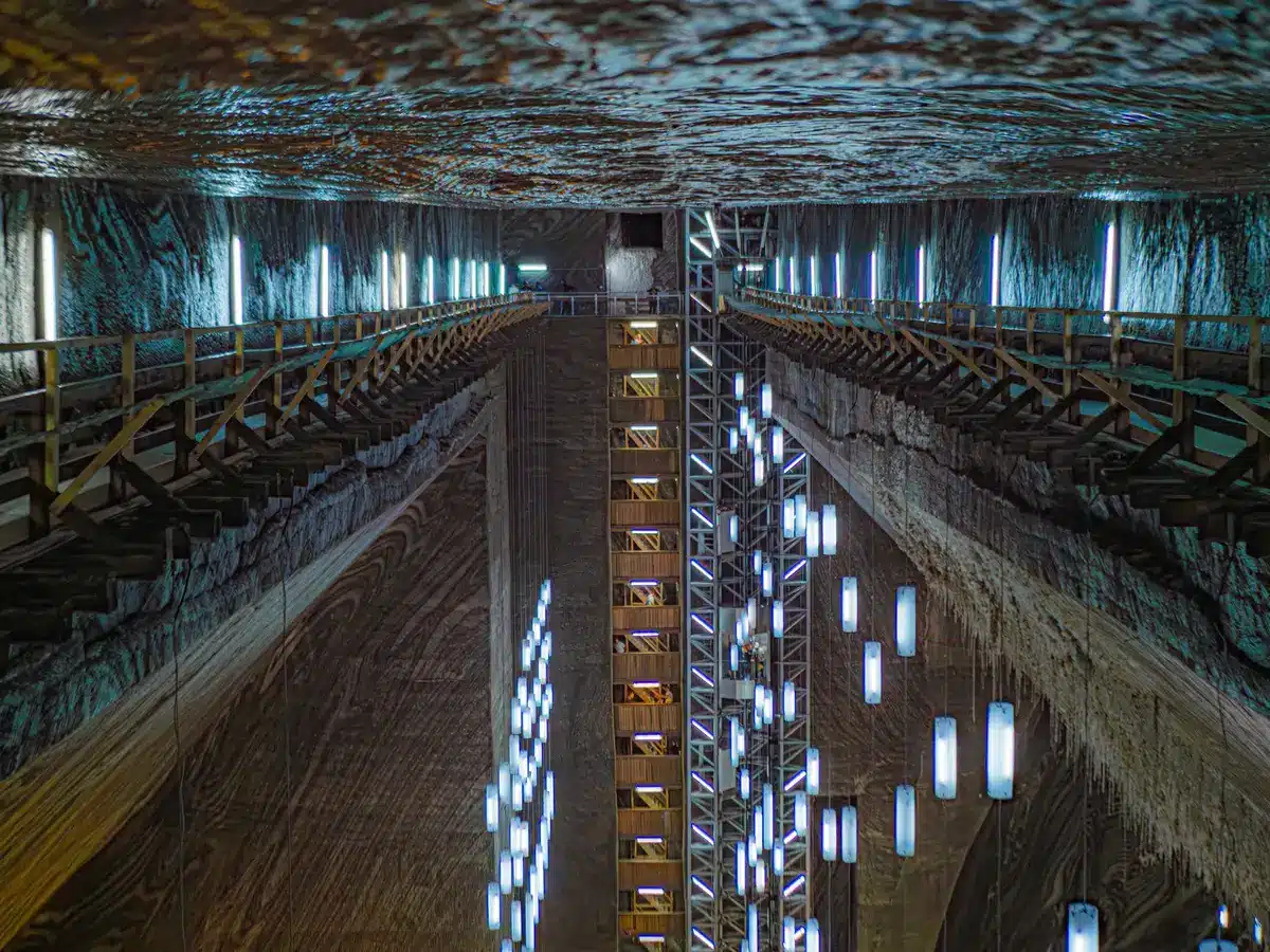 Galleria mineraria sotterranea adibita a coltivazione idroponica con illuminazione LED