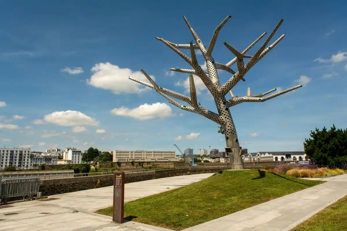 Scultura di albero moderno che offre ombra in una piazza urbana pavimentata