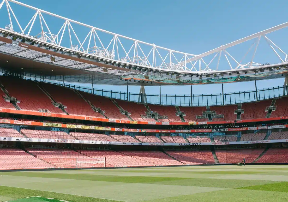 Stadio moderno della Premier League con luci e strutture contemporanee
