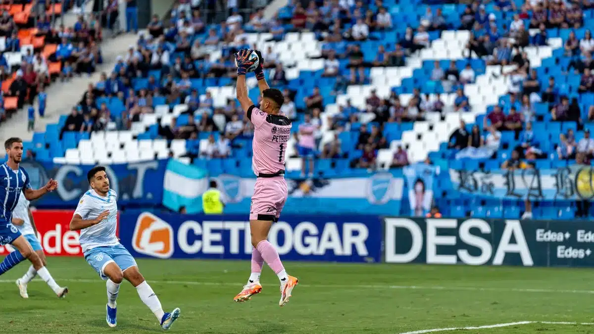 Portiere argentino in azione durante una partita internazionale