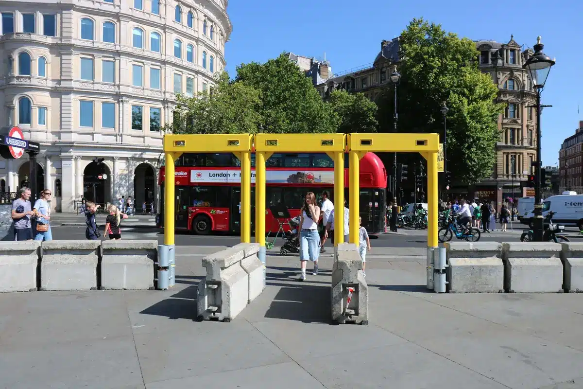 Barriere di sicurezza e cordoni attorno a una scultura in una piazza pubblica