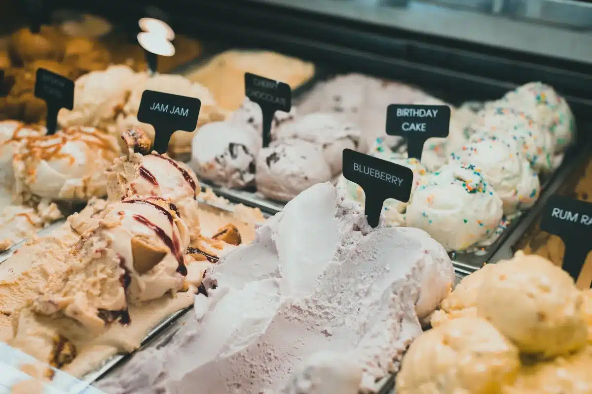 Palette di gelati artigianali con gusti ispirati al caffè e ingredienti naturali