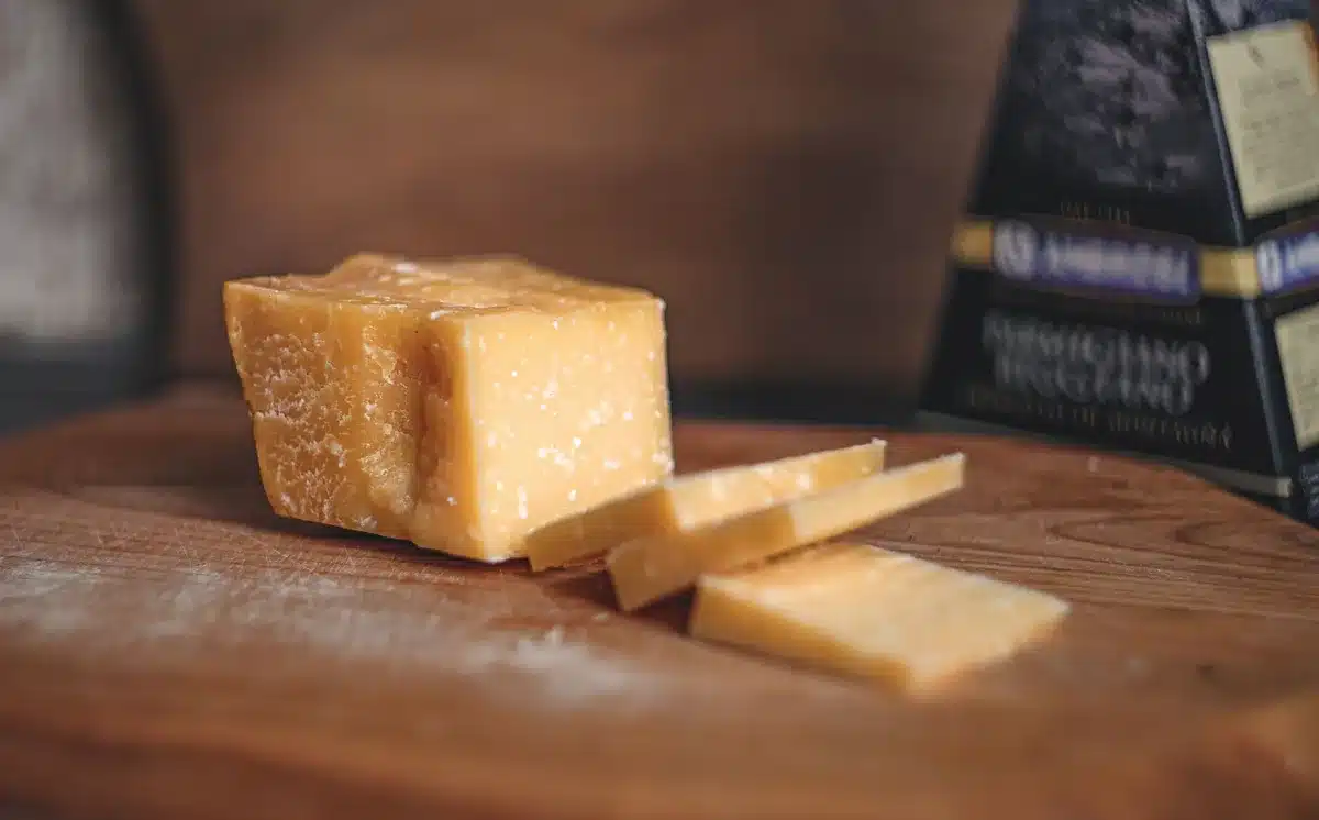 Produzione artigianale di caciocavallo, formaggio tradizionale campano