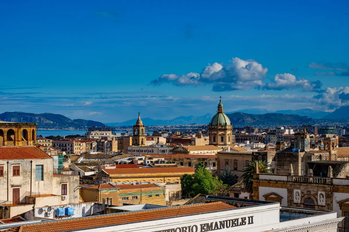Veduta di diversi skyline italiani e monumenti storici rappresentanti le città candidate