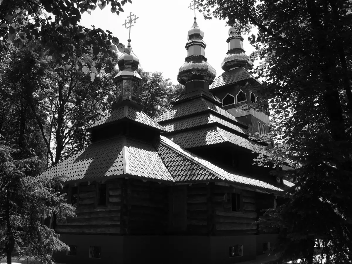 Resti di una chiesa in legno distrutta, simbolo di patrimonio culturale ucraino