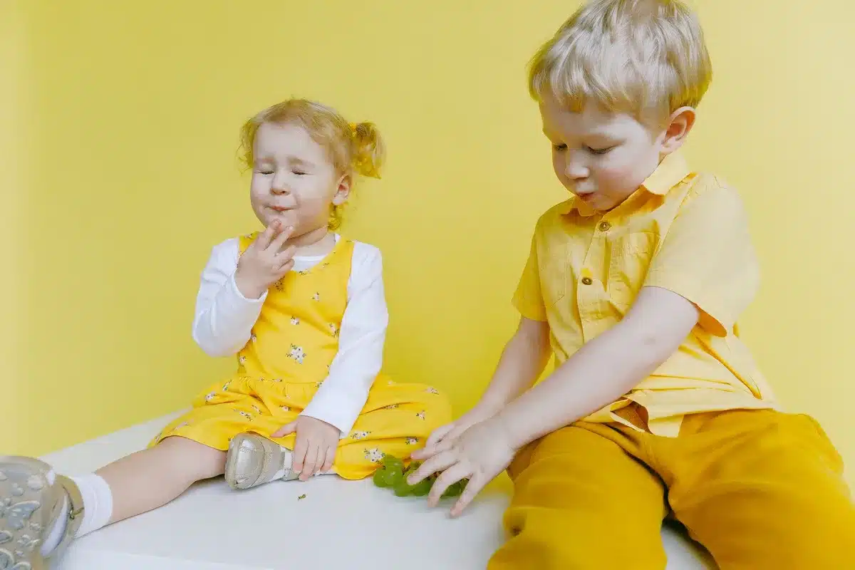 Bambini che assaggiano e reagiscono a diversi alimenti durante un esperimento sensoriale