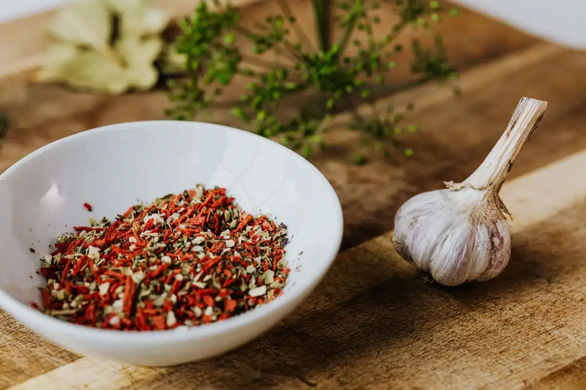Ingredienti naturali come spezie, frutta e verdura utilizzati per creare colori naturali negli alimenti