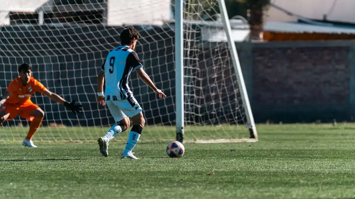 Attaccante davanti al portiere con il pallone in aria