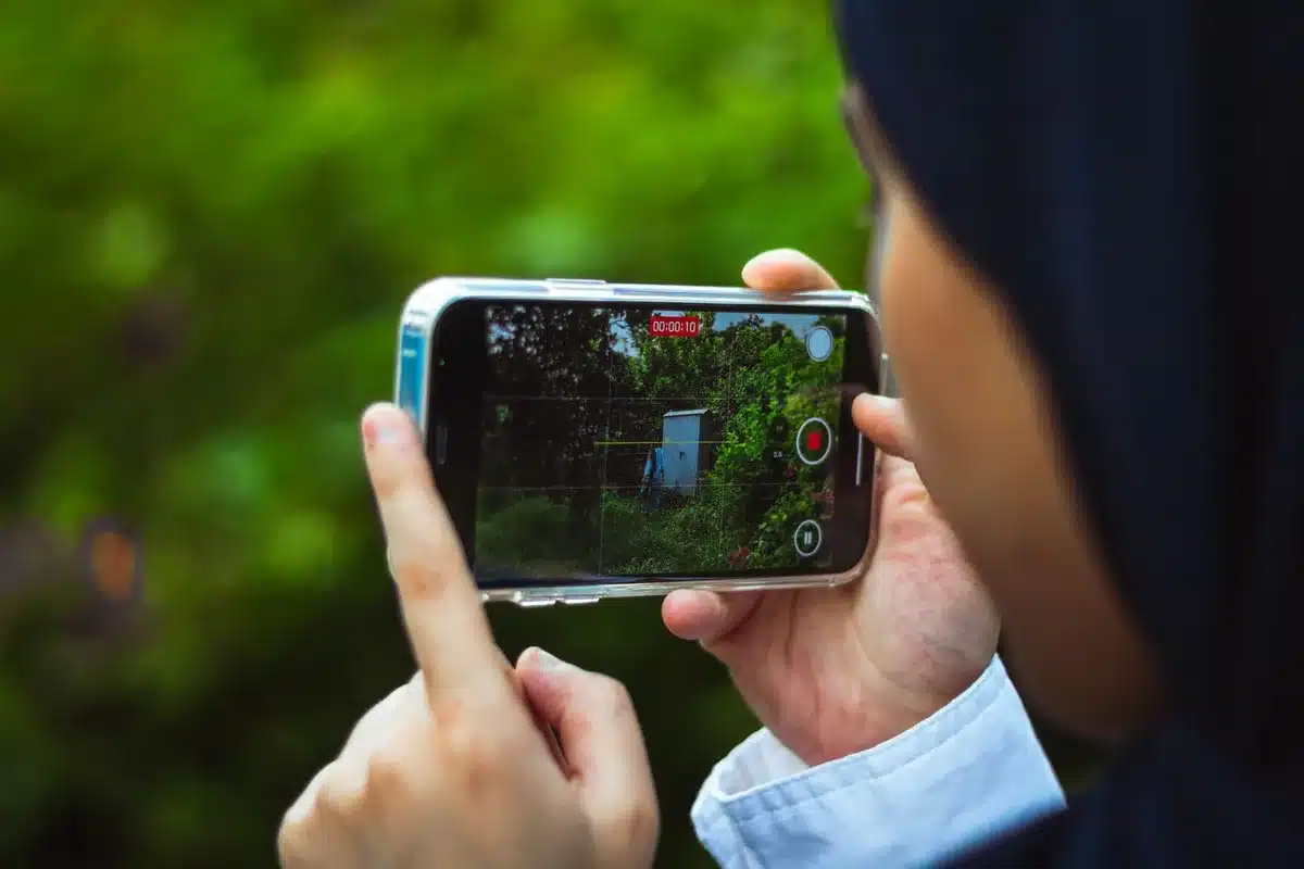 Anteprime di video e miniature ottimizzate su schermo mobile con metriche di engagement