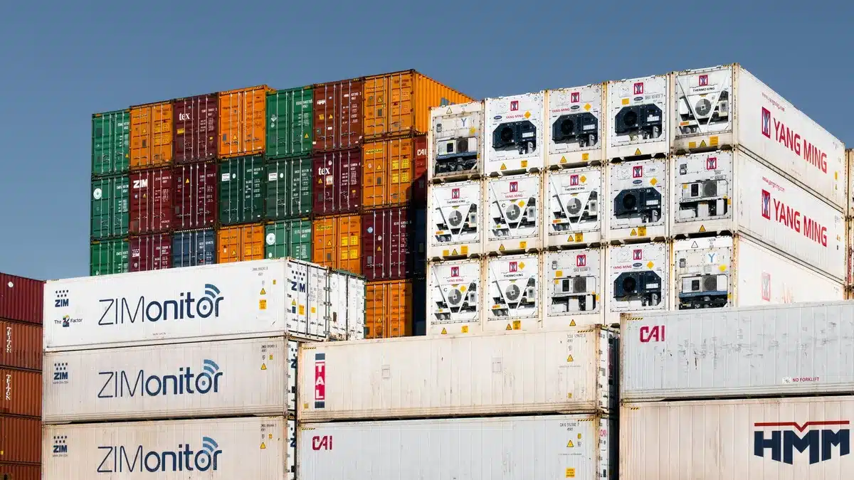 Camion frigorifero carico di container durante il trasporto su strada.